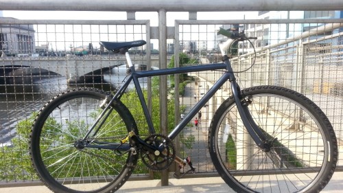 Shameless plug to the Urban Bike Project of Wilmington for helping me build this up! No-name steel frame converted to single speed. Photo taken over the Schuylkill River Trail.